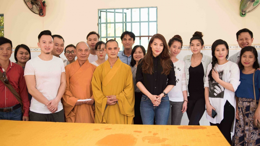 Actress Ngoc Anh helps raise money for remote villagers