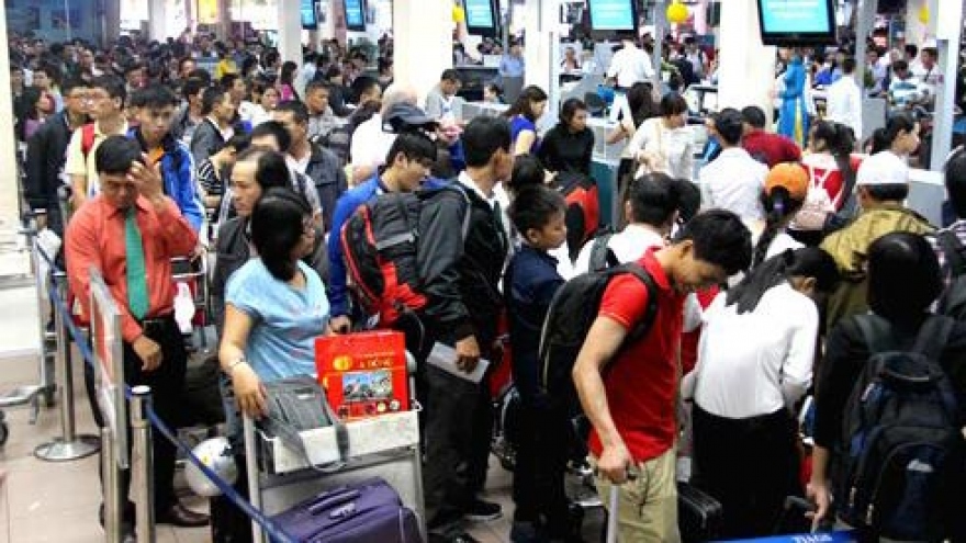 Tablet check-in procedures applied at Tan Son Nhat Airport