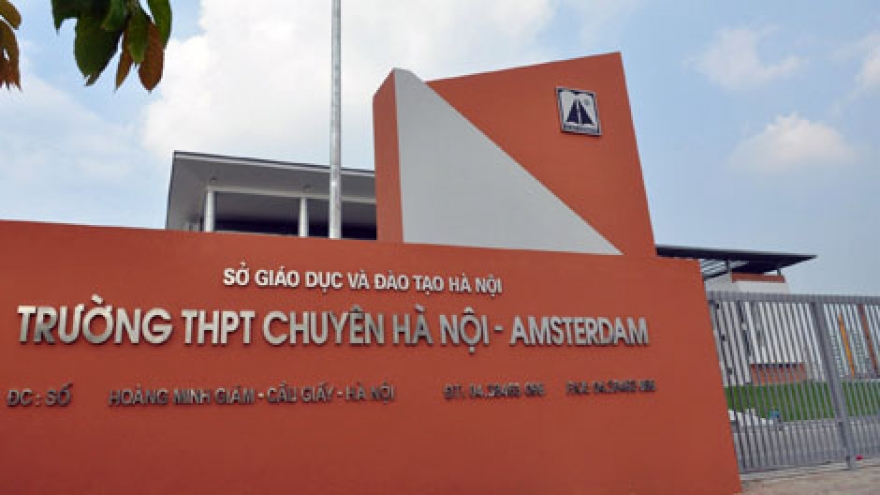 
        Amsterdam Mayor visits Hanoi-Amsterdam High School
                              