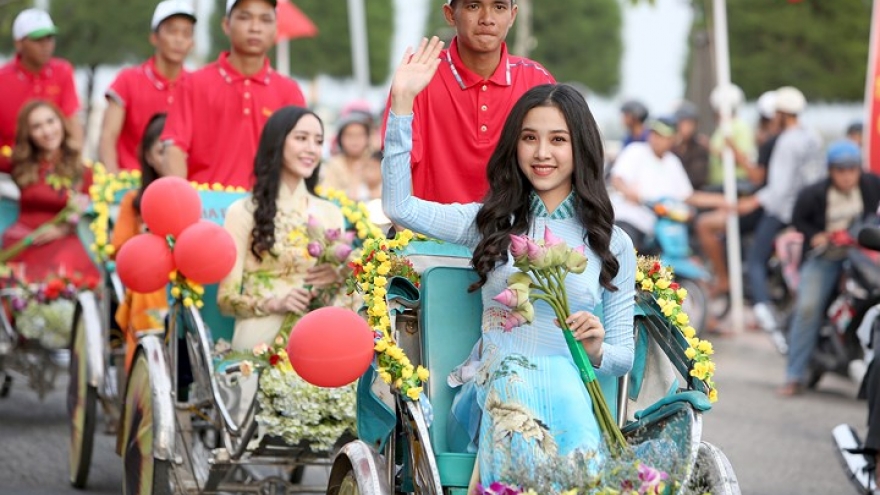 Miss Vietnam second runner-up Thuy An visits her hometown