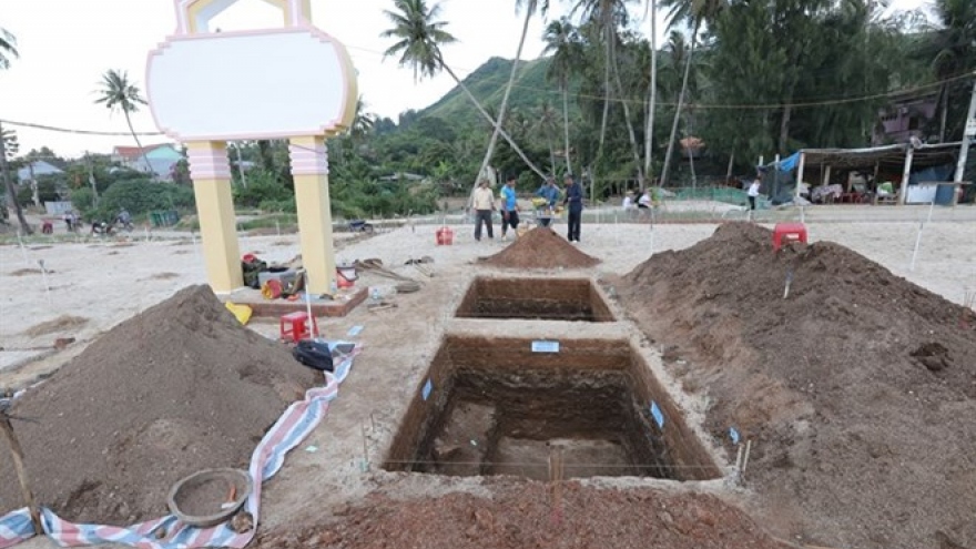 Ancient tombs and jewelries found on Ly Son Island