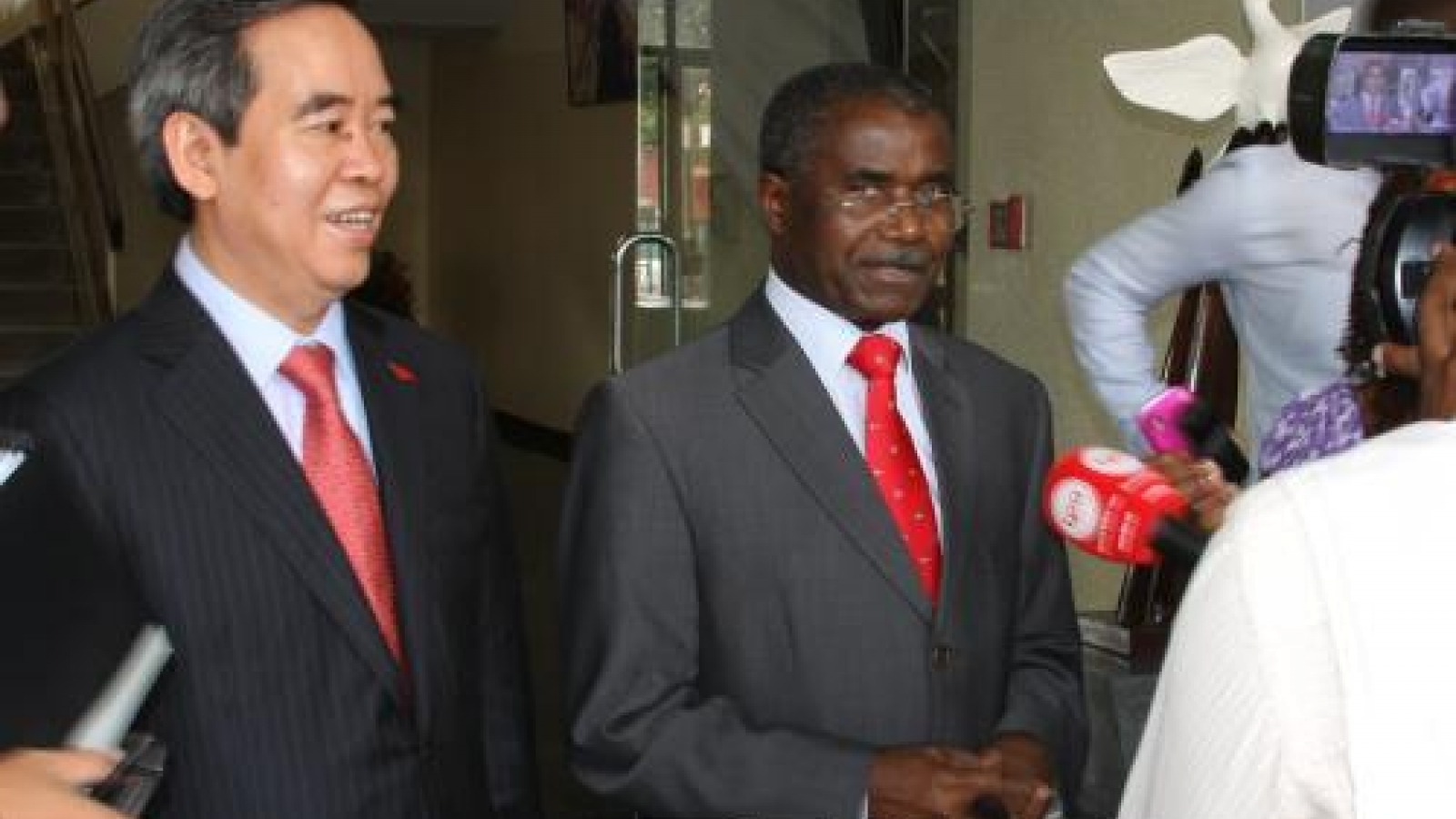 CPV visit strengthens Vietnam ties with Angola
