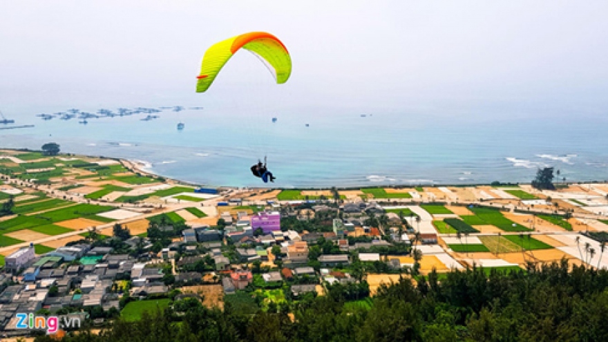 Ly Son to host debut paragliding festival in late June