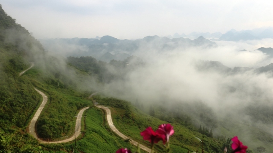 Exploring Quan Ba heaven gate amid a sea of clouds in Ha Giang