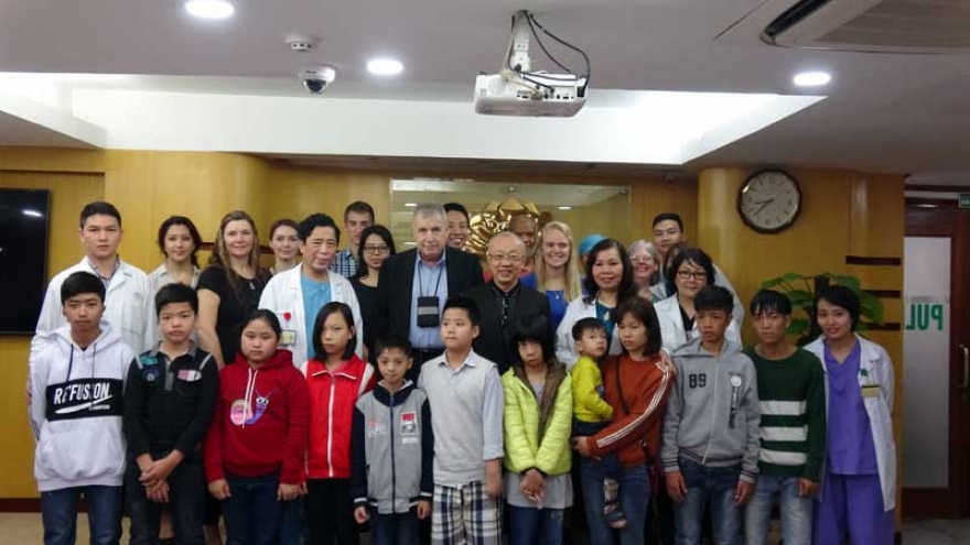 Hong Ngoc Hospital, US doctors launch “Lighting up dreams” program 