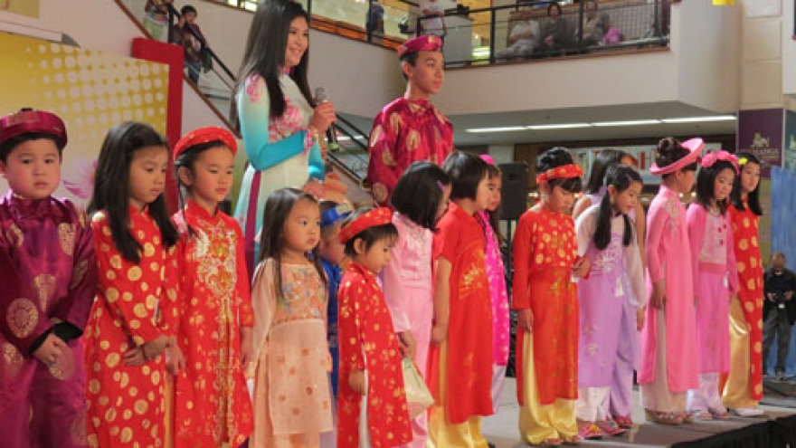 Vietnamese in California held traditional Ao Dai contest