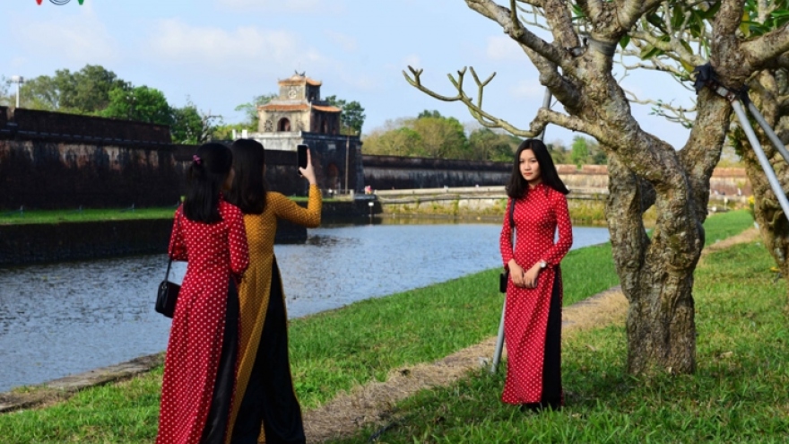 Female visitors wearing Ao Dai to be offered free tickets to Hue relic site