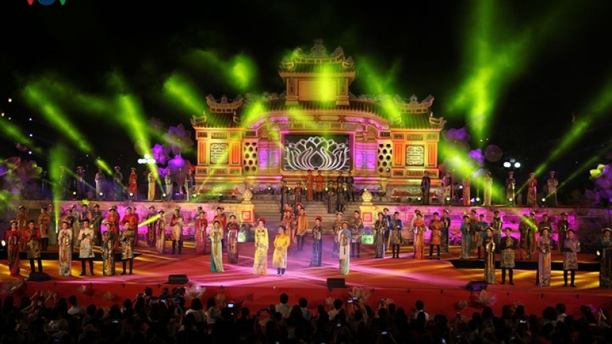 In photos: Ao Dai Festival at Bia Quoc Hoc Square	