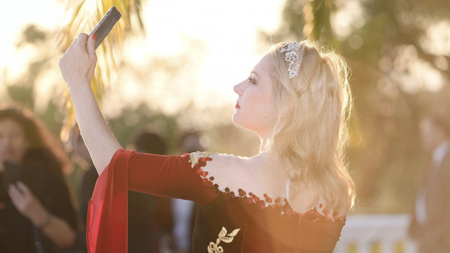 Foreign celebrities put Ao dai in the spotlight at Cannes