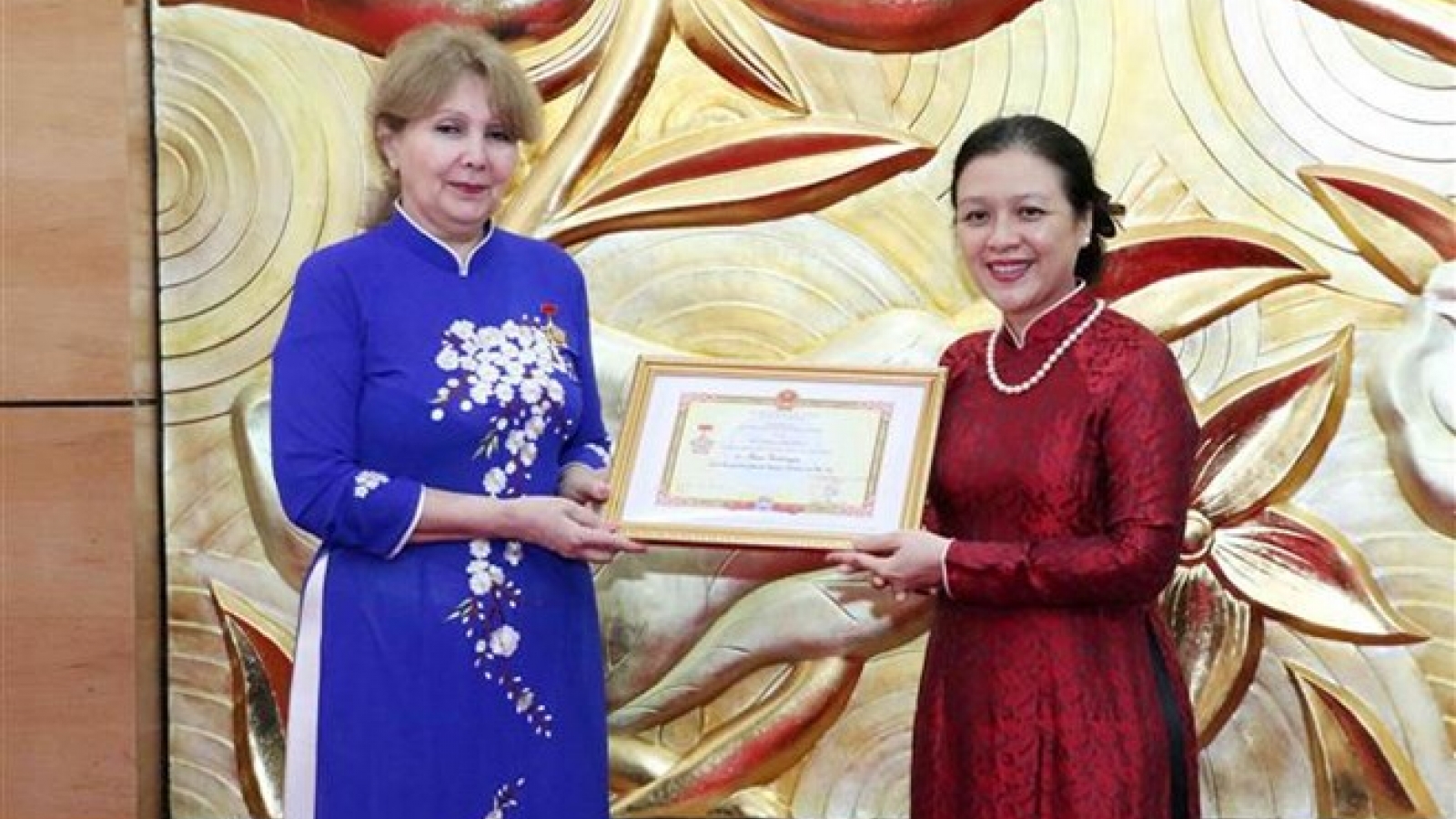 Armenian ambassador honoured with friendship insignia