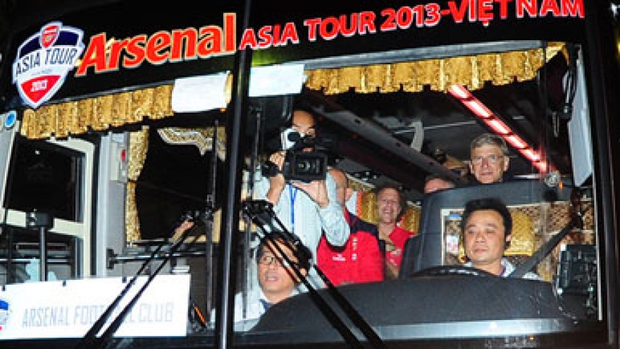Arsenal players welcomed in Vietnam