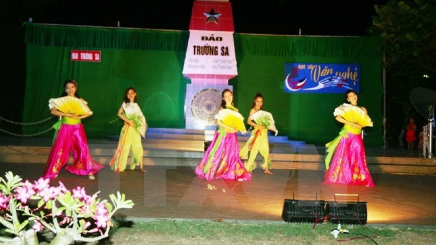 Artists praised for contributing to overseas Vietnamese affairs