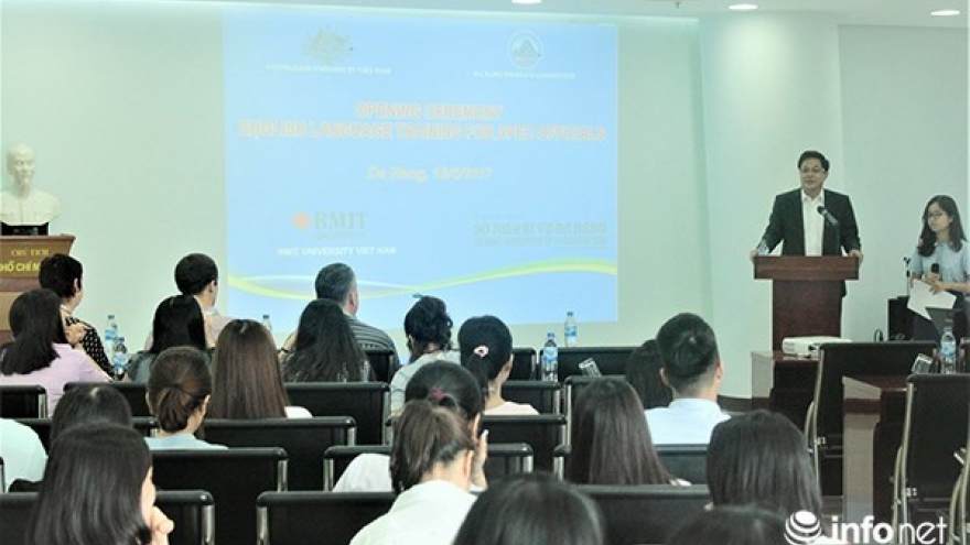 Australia helps English training for Da Nang to host APEC events