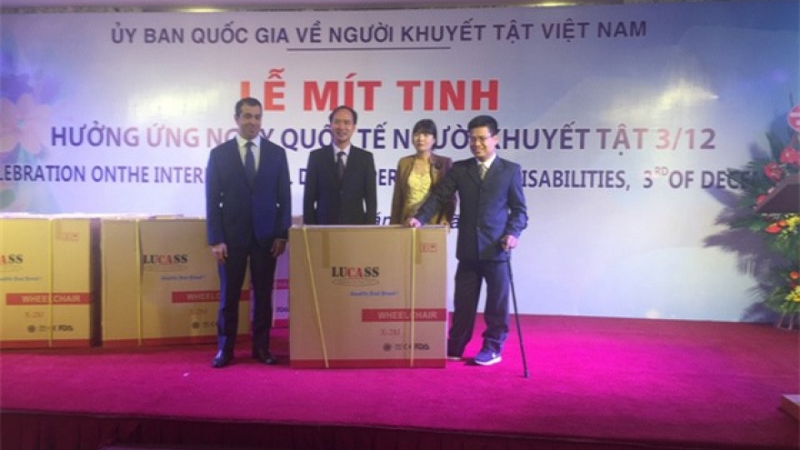 Azerbaijan Ambassador presents wheelchairs to disabled Vietnamese 