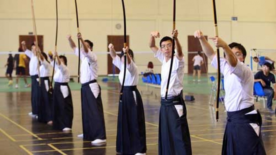 Japanese archery Kyudo attracts young Hanoians