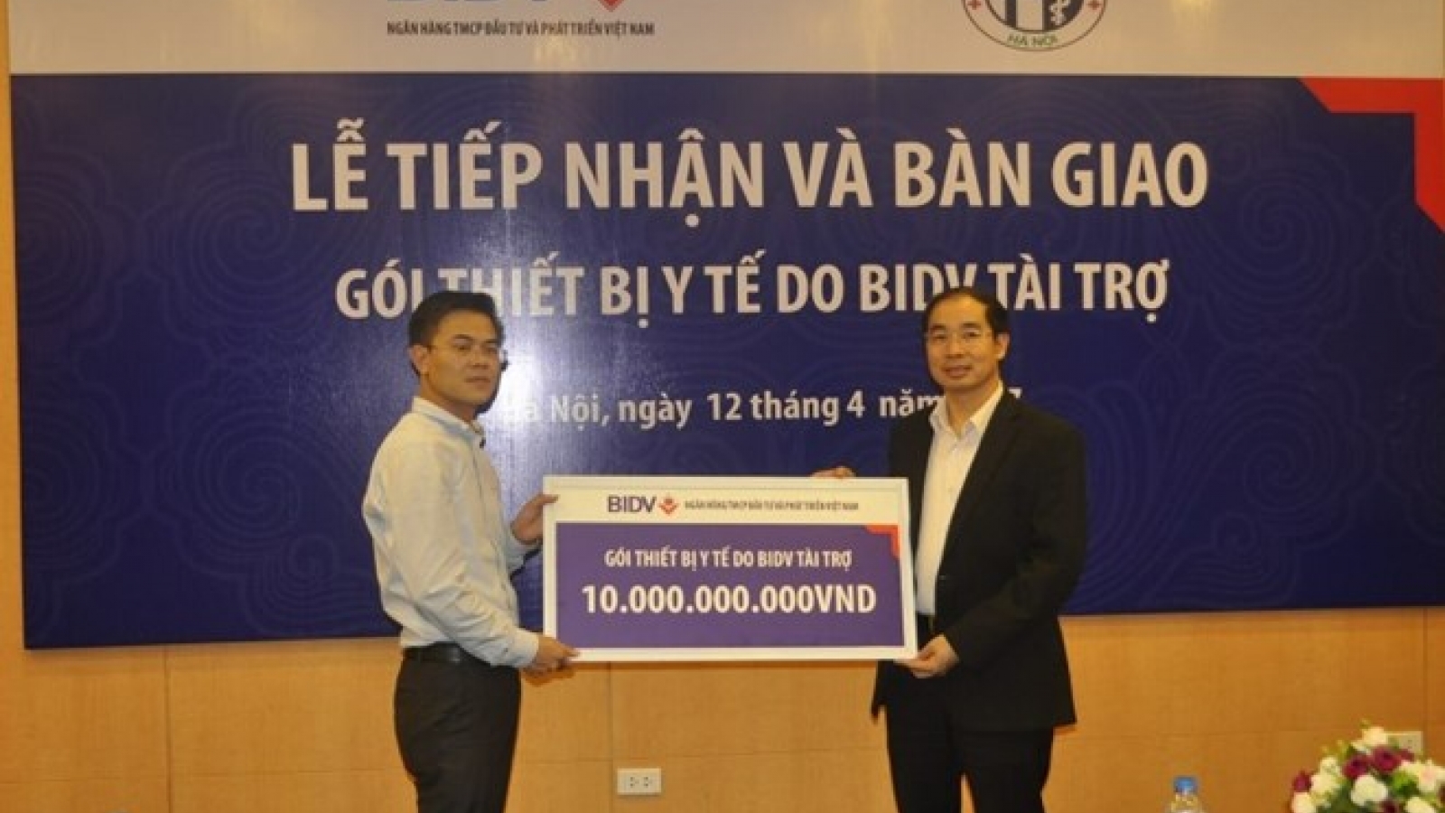 BIDV presents equipment to Hanoi’s Saint Paul Hospital
