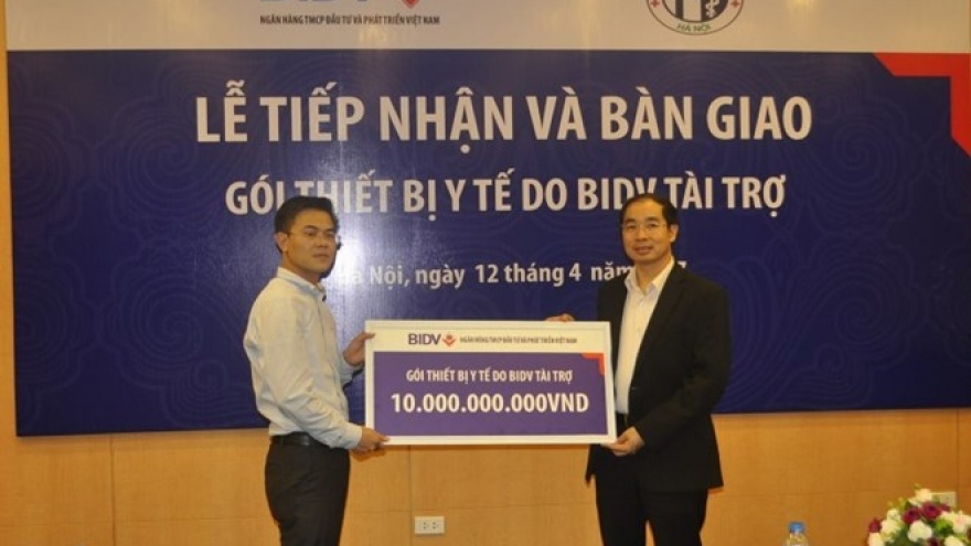 BIDV presents equipment to Hanoi’s Saint Paul Hospital