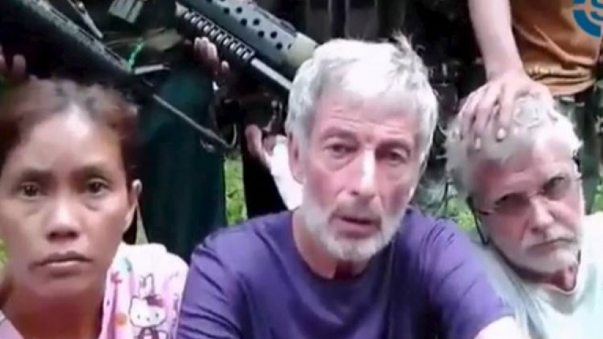 Philippine President pledges to rescue Abu Sayyaf hostages