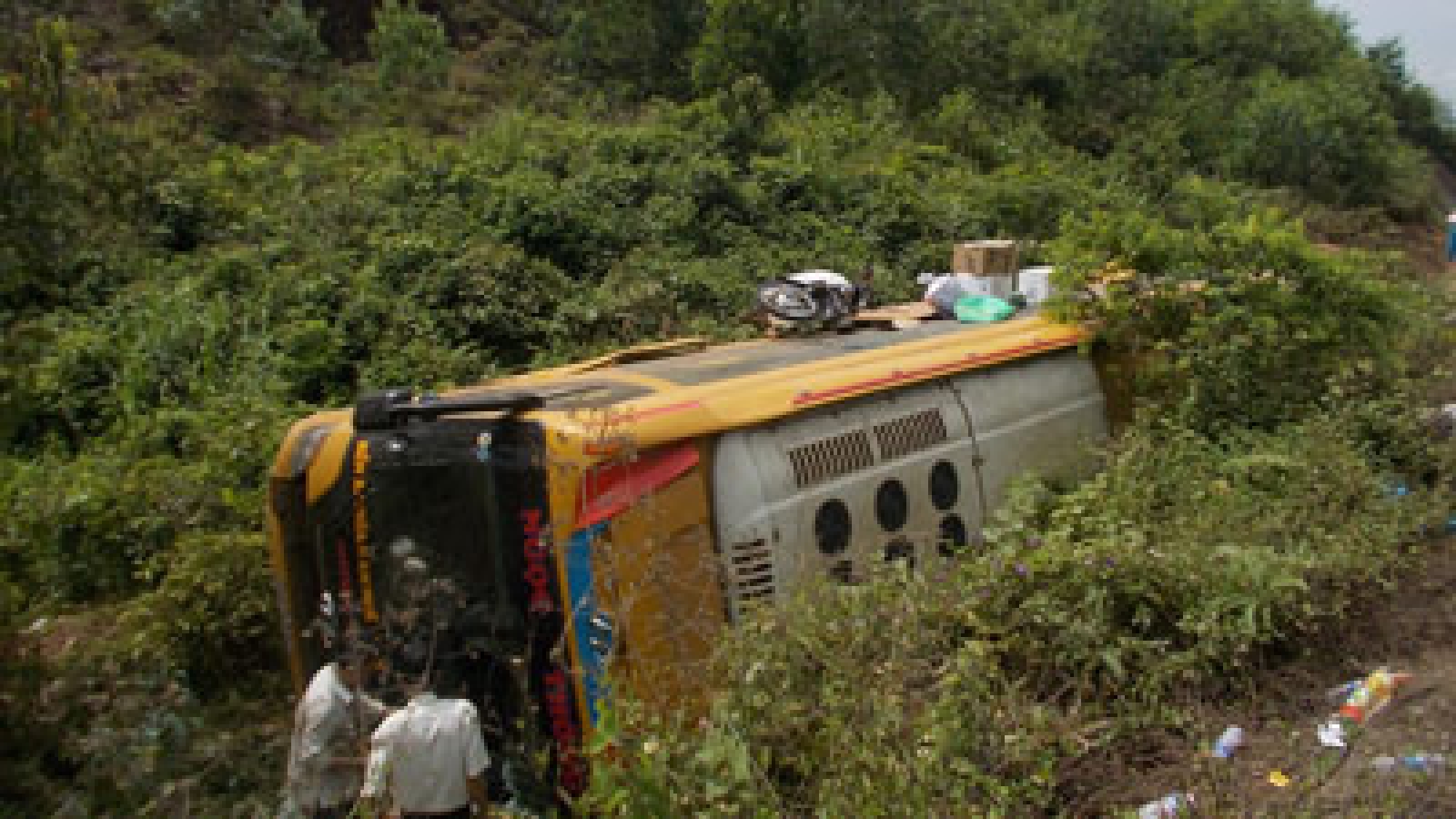 10 injured in head-on bus crash in Quang Nam