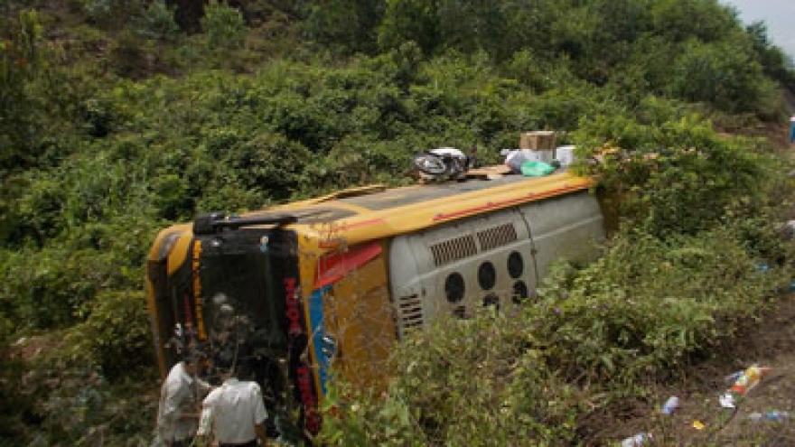 10 injured in head-on bus crash in Quang Nam