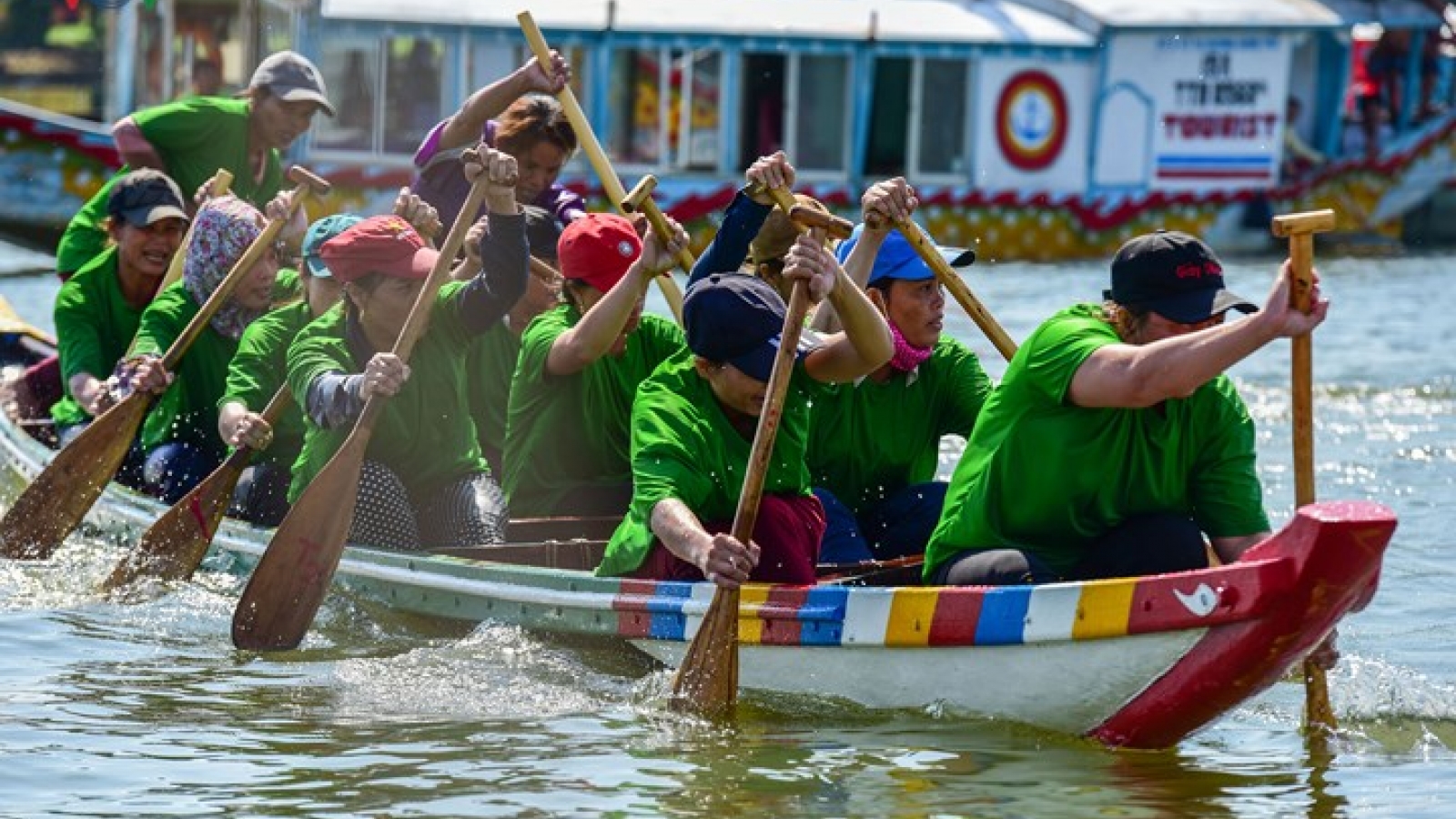 Hue Festival celebrated with traditional boat race