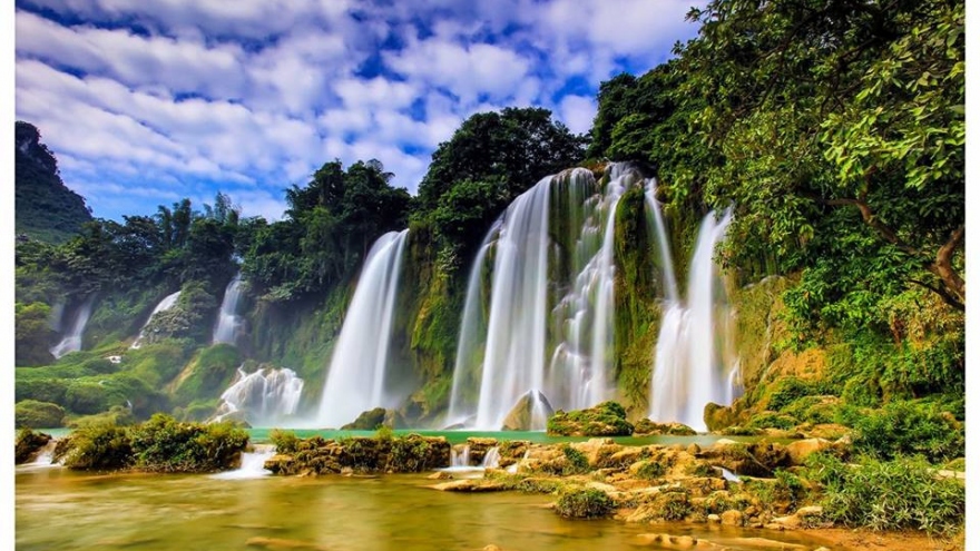 Imposing beauty of Ban Gioc Waterfall 