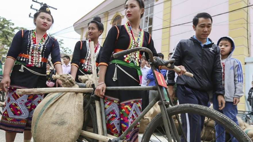 Dien Bien women join uphill pack-bike push race