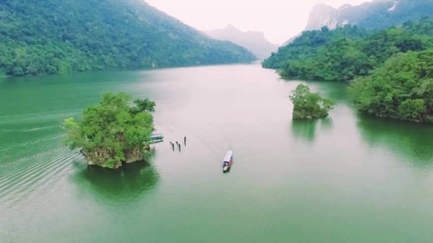 Lake neighborhood develops community tourism