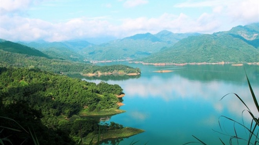 Ba Khan – a miniature Ha Long Bay hidden in the mainland hills