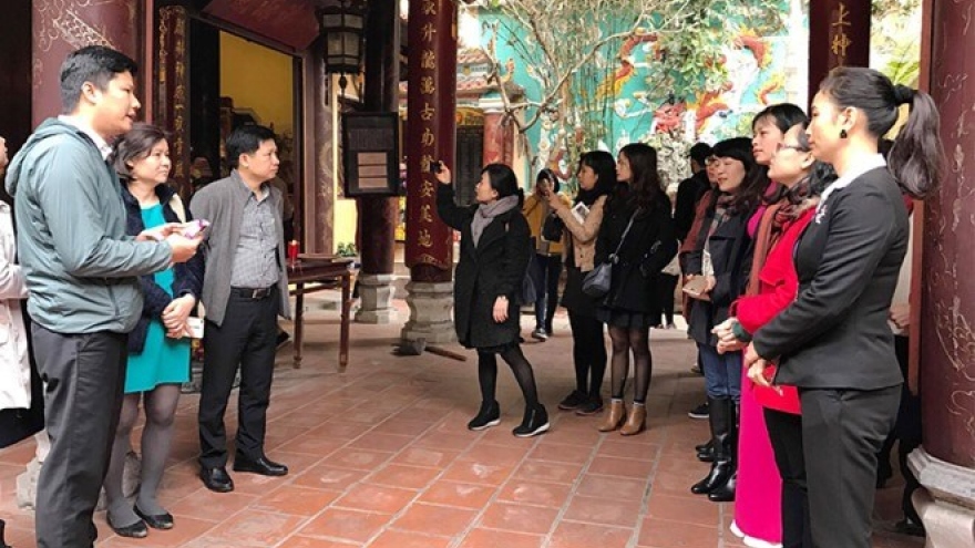 Tour offers new views of Hanoi