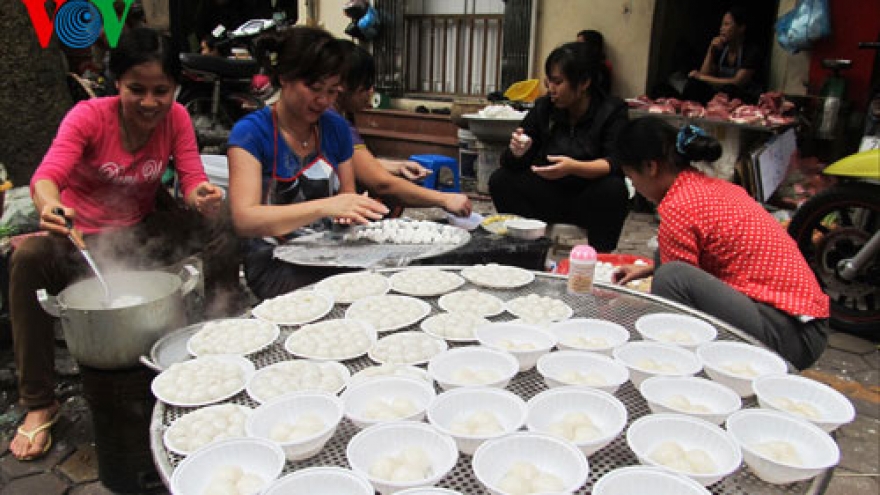 Hanoians enjoy cold food festival