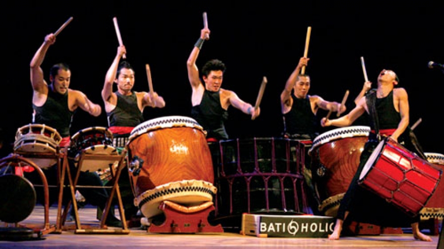 Japanese drum troupe tours Vietnam