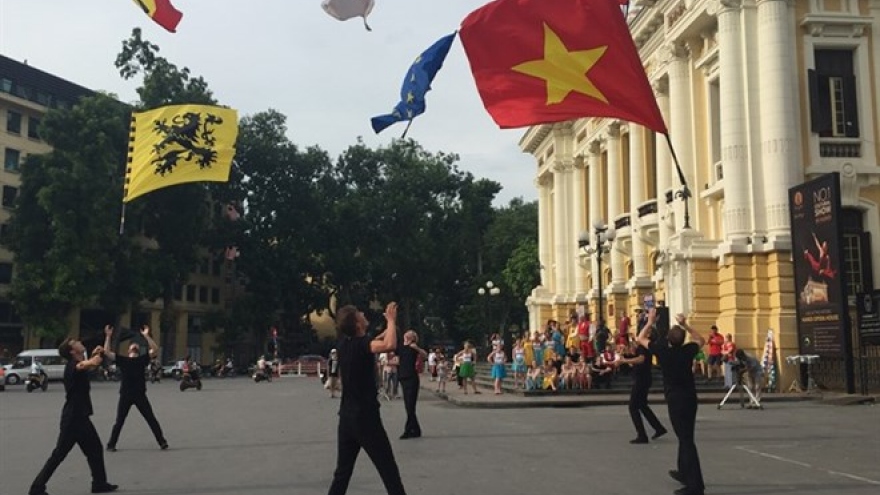Belgian dance group in Hanoi fusion