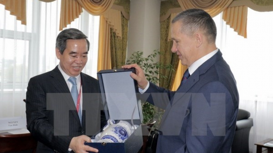 Party official meets with Far Eastern leaders