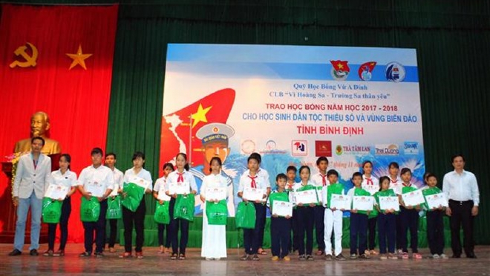 Scholarships presented to students in Binh Dinh