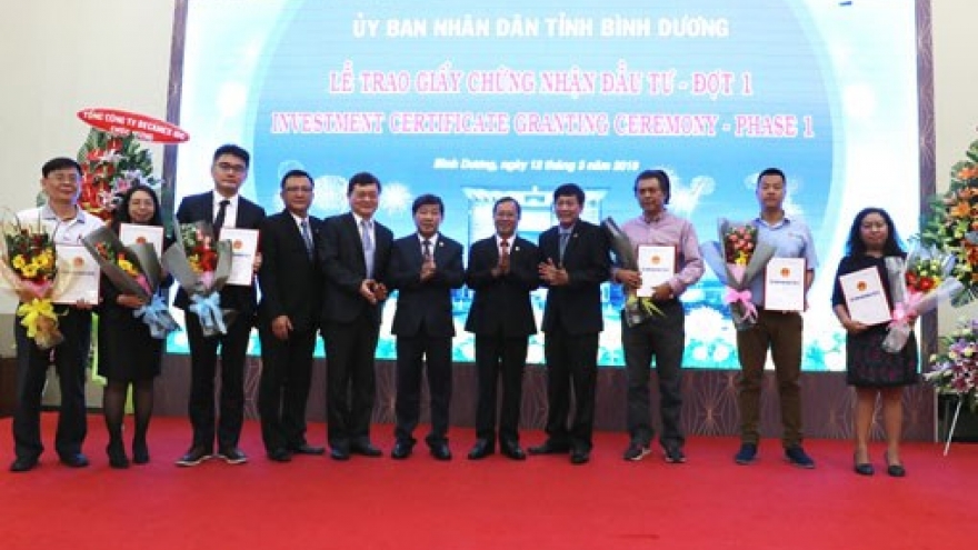 Binh Duong grants investment certificates to 19 projects