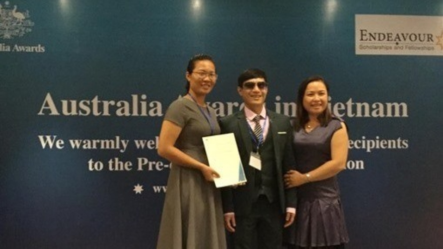 Blind teacher wins top scholarship for social work