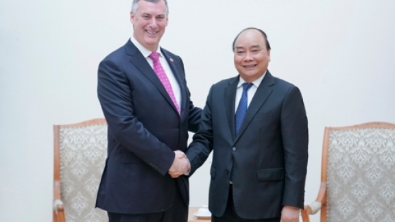 PM Phuc meets Boeing, HSBC leaders