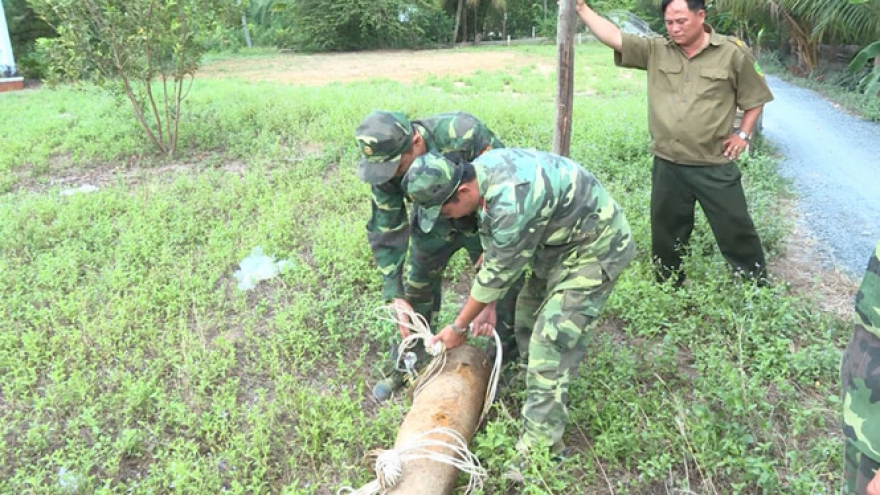 Vinh Long safely deactivates 150-kg bomb 