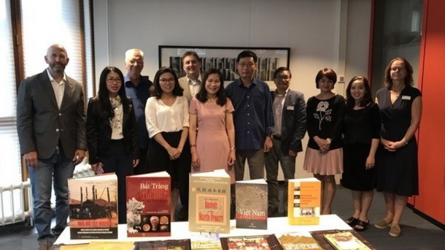 Books on Vietnam handed over to Netherlands’ Leiden University