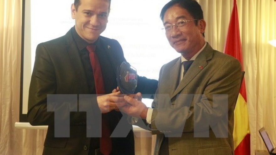 Brazilian TV presenter receives Vietnam’s press award 2016