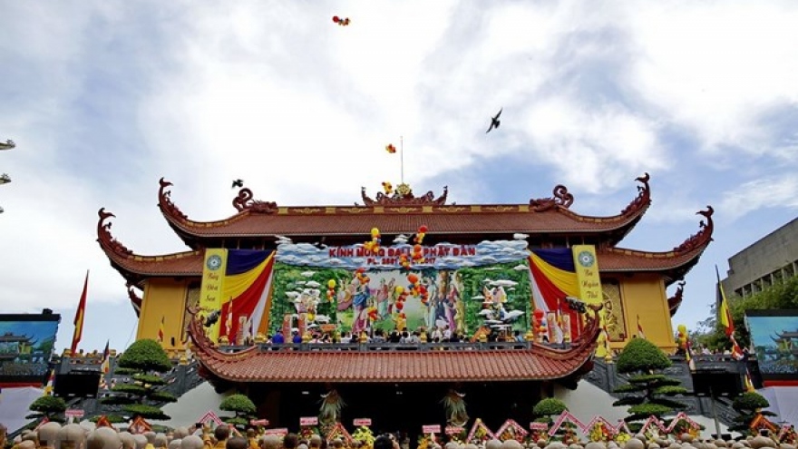 
        Party official visits Buddhist monk on Lord Buddha’s birthday
                              