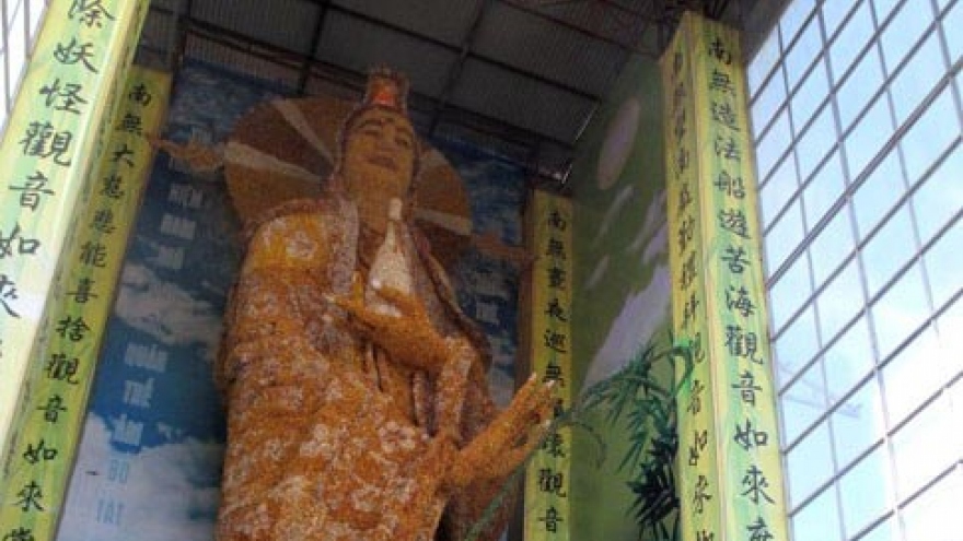 
        Vietnam’s flower Buddha statue sets world record
                              