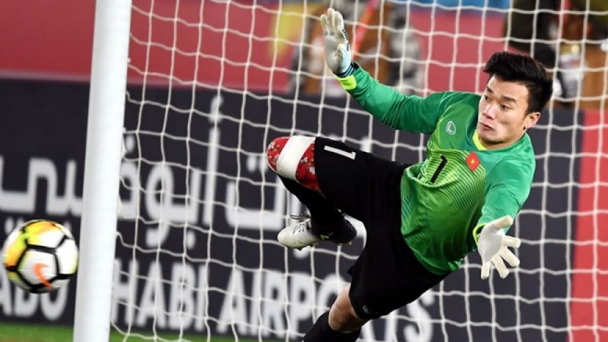 U23 Vietnam goalie brings gloves to auction