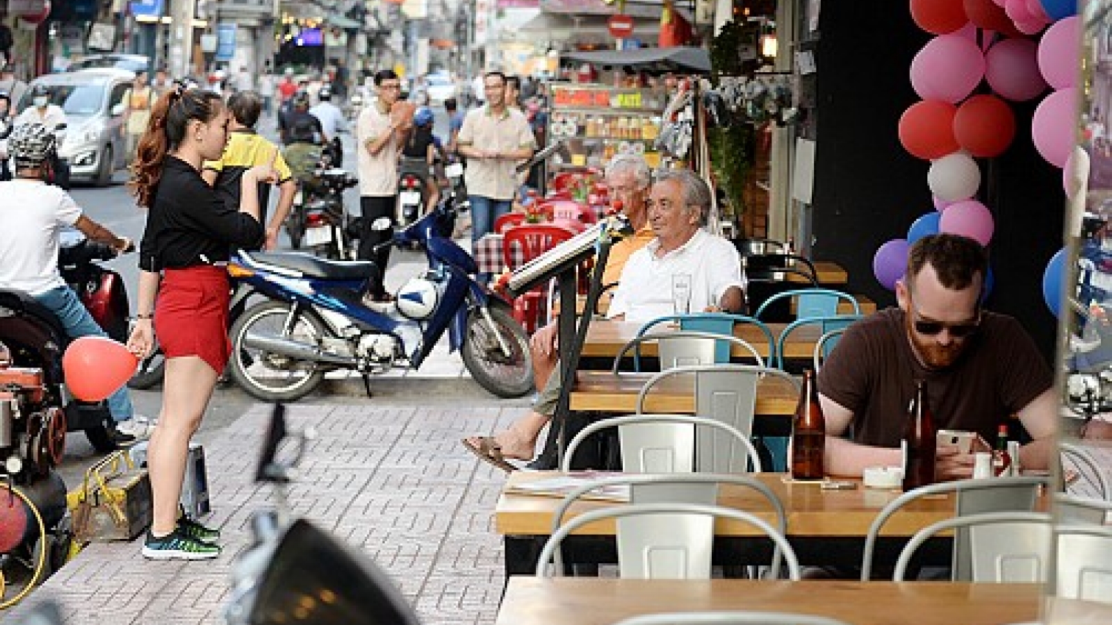 How will Saigon’s ‘sidewalk clearing’ campaign affect Bui Vien area?