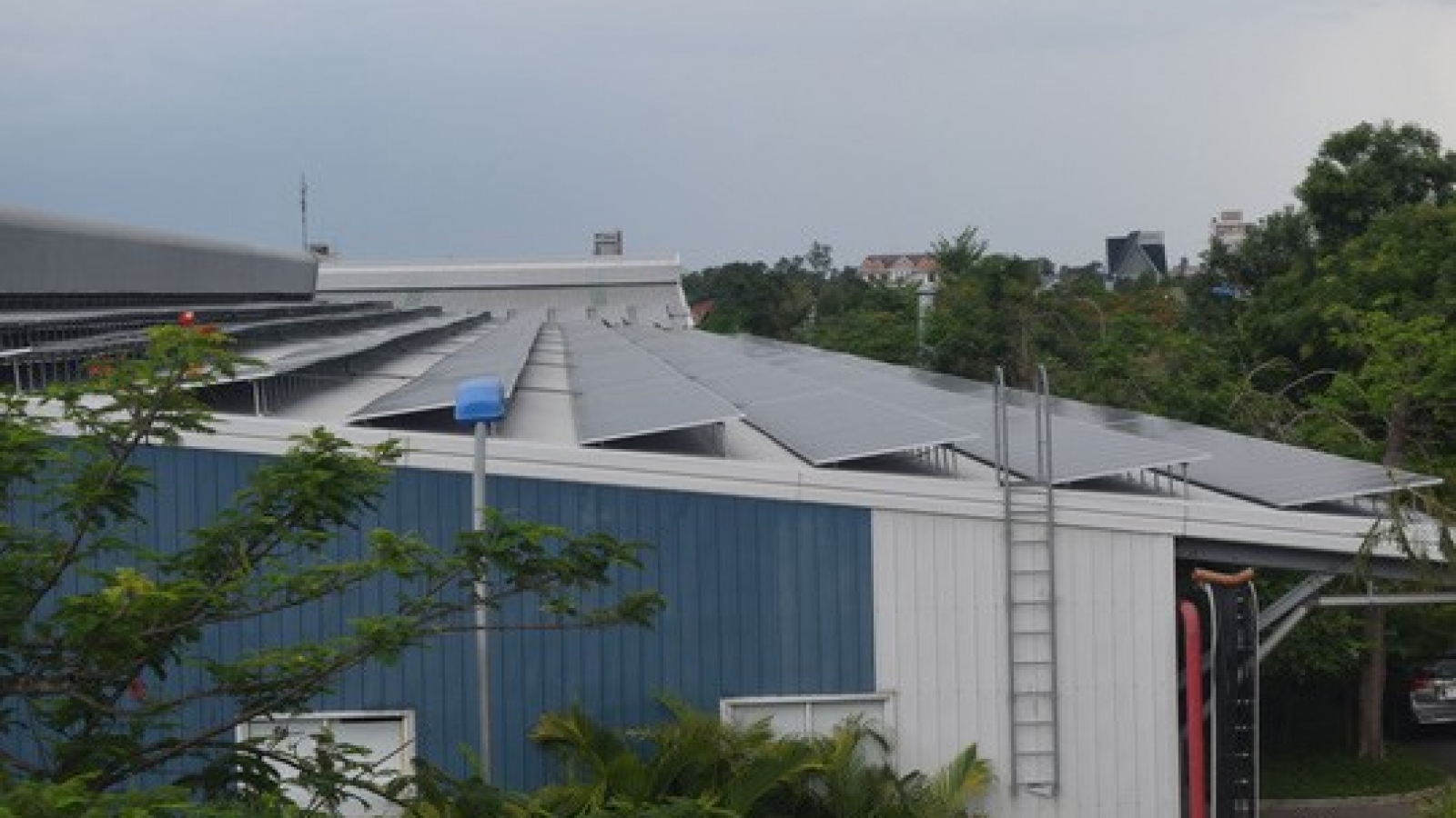 Businesses save money by renting solar power systems