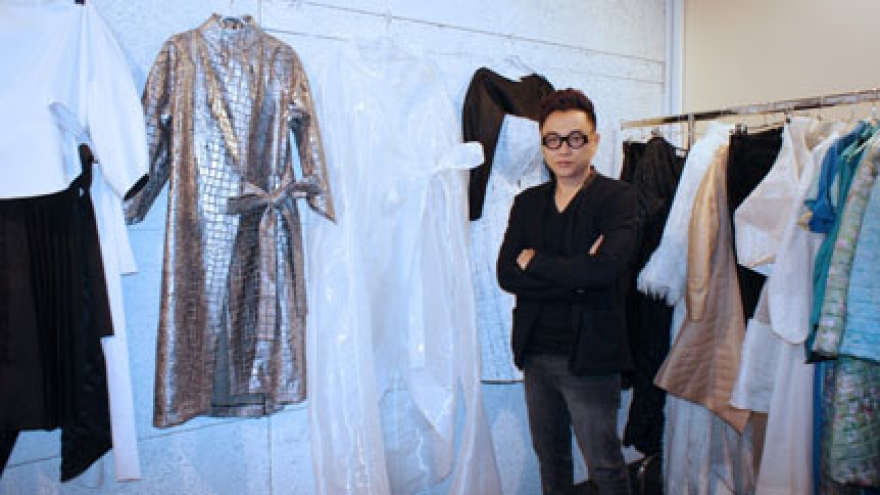 
        Designer Cong Tri stuns Italian fashionistas
                              