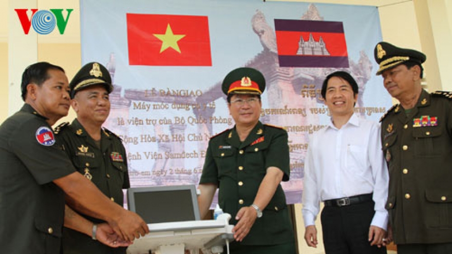 Vietnam offers modern medical equipment to Cambodia