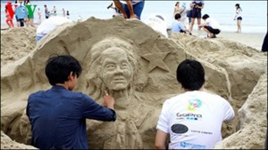 Wonderful artworks on Danang’s sand beach