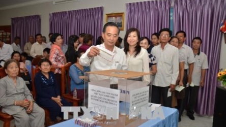 Vietnamese in Cambodia support Truong Sa soldiers, residents